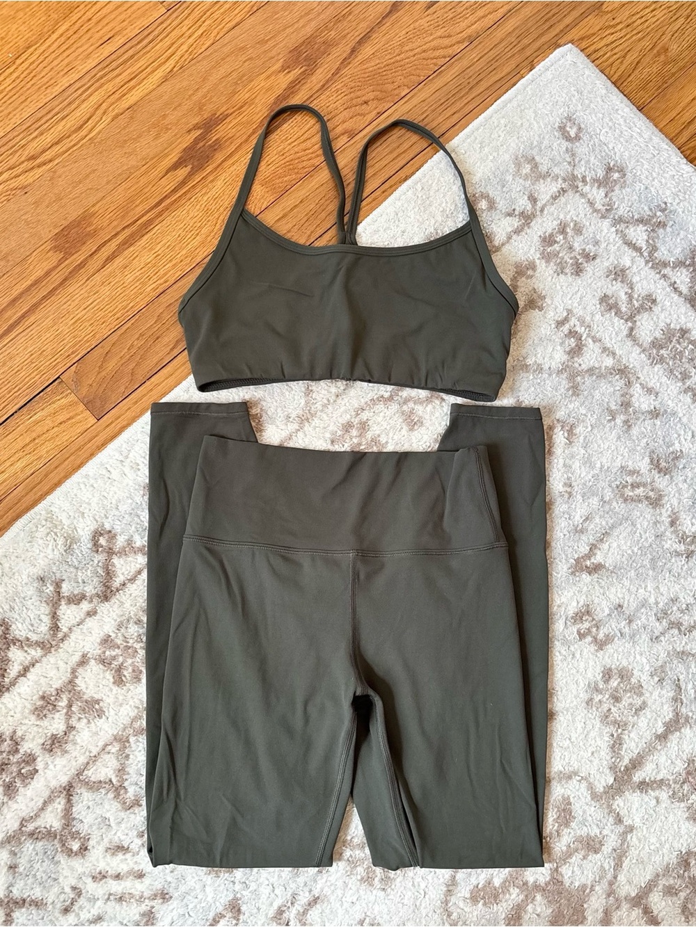 Vuori Set Two Piece AllTheFeels Sports Bra Leggings in Kale Athletic Yoga Green